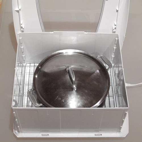 Kultivierender Joghurt in einem großen Behälter