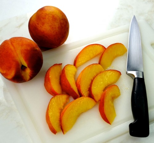 Slicing Peaches 3462 for web 500x463
