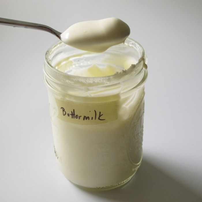 40% Rahm mit Buttermilch kultivieren, bis dieser so dickflüssig ist, dass er gelöffelt werden kann. 