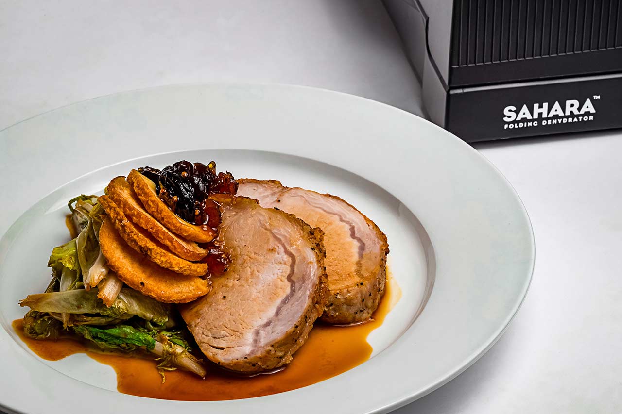 Gebratene Schweinelende mit Traubenchutney und Quittenchips